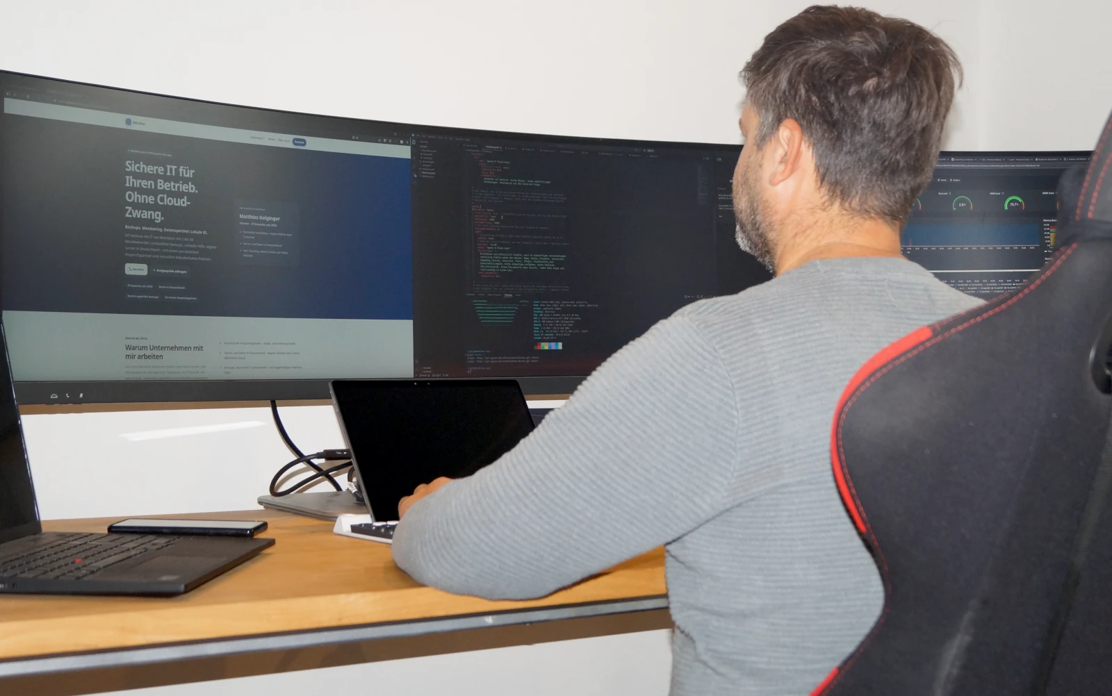 Blick über die Schulter an den Arbeitsplatz: eigene Website und Monitoring auf den Bildschirmen
